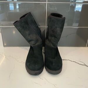 Ugg Classic Short II woman’s boot. Size 8. Like new condition. Paid $190.